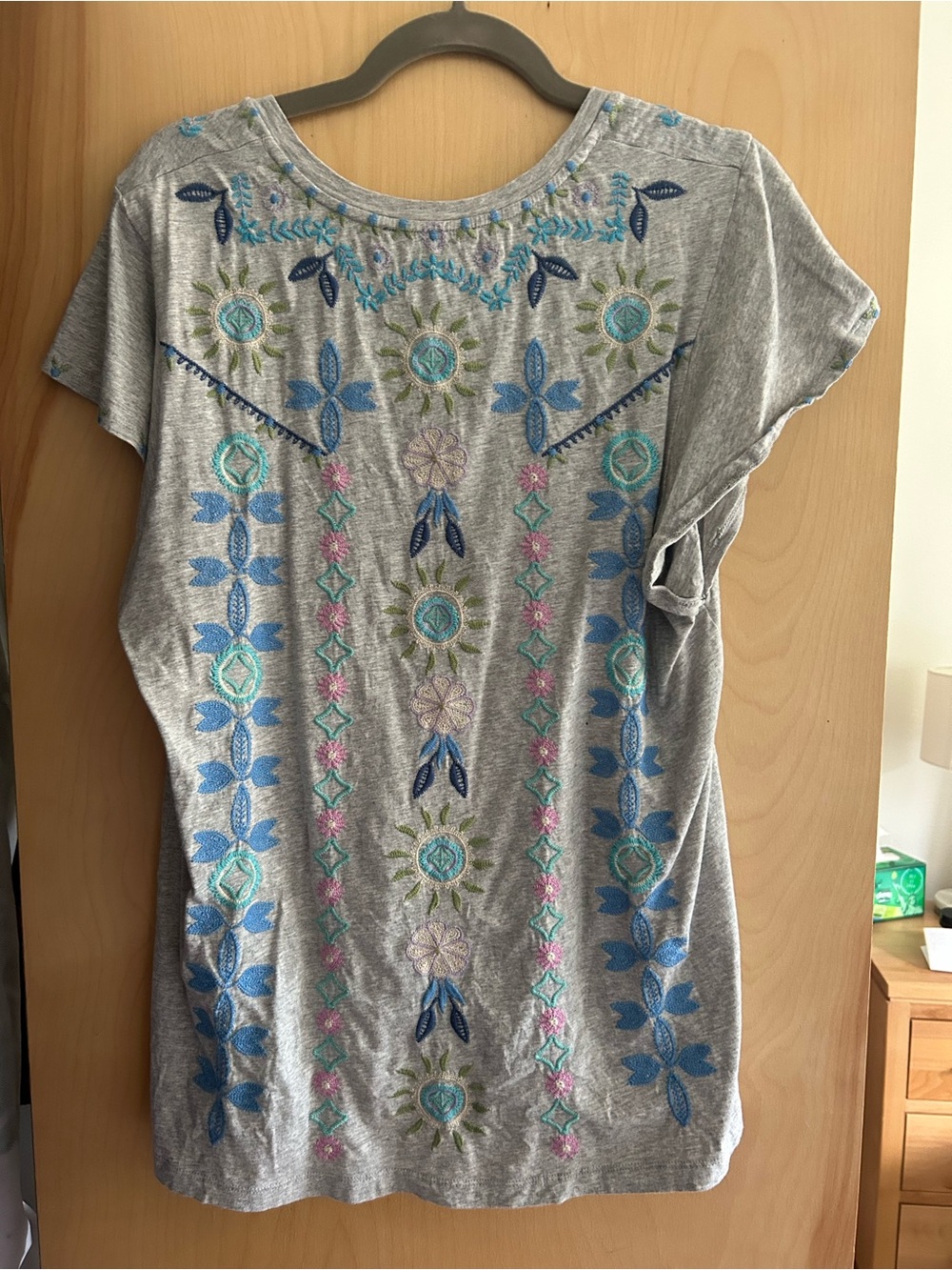 Johnny Was Gray V-Neck Tee Floral Embroidery flutter sleeve 100% cotton - Picture 2 of 4